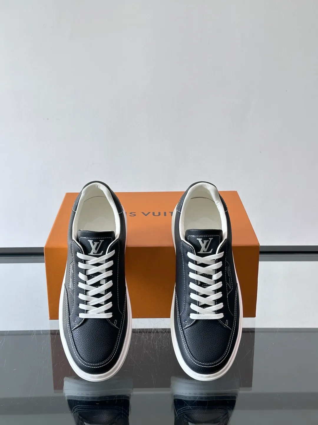 Men's men's shoes 💰p380 "＊OUIS ＊UITTO＊" casual sneakers, made of high-quality cowhide grain leather, with black laces, simple and high-end! LV Logo + classic Monogram lines on the side of the shoe, full of details✨. The rubber soles are wear-resistant and have strong traction, making them suitable for daily commuting and leisure. The shoe last fits the shape of the foot, making it comfortable to wear and not tiring after long walks. It is extremely versatile and can be easily worn with jeans or casual pants. It is a must-have item for men's fashion! 🖤 ​​size：38-44